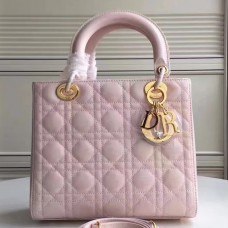 Bolso Lady Dior mediano de Dior en piel charol rosa.