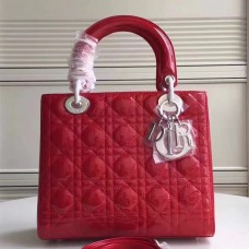 Bolso Lady Dior mediano de Dior en piel charol roja. Bolso Lady Dior mediano de Dior en piel charol roja.