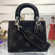 Bolso Lady Dior mediano de Dior en piel de becerro negra con tachuelas. Bolso Lady Dior mediano de Dior en piel de becerro negra con tachuelas.