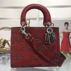 Bolso Lady Dior mediano de Dior en piel de becerro roja con tachuelas. Bolso Lady Dior mediano de Dior en piel de becerro roja con tachuelas.