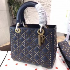 Bolso Lady Dior mediano flexible de Dior en piel de becerro azul marino con tachuelas. Bolso Lady Dior mediano flexible de Dior en piel de becerro azul marino con tachuelas.