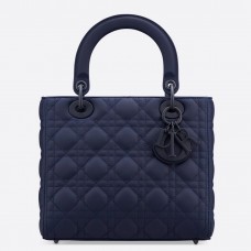 Bolso Lady Dior mediano de Dior en piel de becerro azul índigo ultra mate. Bolso Lady Dior mediano de Dior en piel de becerro azul índigo ultra mate.