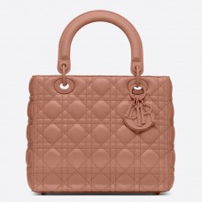 Bolso Lady Dior mediano de Dior en piel de becerro ultra mate color polvo.