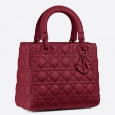 Bolso Lady Dior mediano de Dior en piel de becerro ultra mate color cereza. Bolso Lady Dior mediano de Dior en piel de becerro ultra mate color cereza.