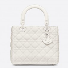 Bolso Lady Dior mediano de Dior en piel de becerro blanca ultra mate. Bolso Lady Dior mediano de Dior en piel de becerro blanca ultra mate.