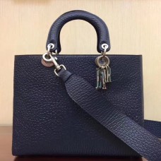 Bolso Lady Dior grande de Dior en piel de cordero granulada color azul marino Canyon.