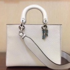 Bolso Lady Dior grande de Dior en piel de cordero granulada color blanco Canyon.
