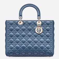 Bolso Lady Dior grande de Dior en piel de cordero con estampado Cannage azul vaquero.