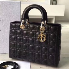 Bolso Lady Dior grande de Dior en piel de cordero negra.