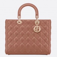 Bolso Lady Dior grande de Dior en piel de cordero con estampado Cannage en tono empolvado.