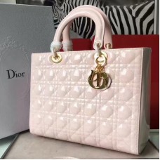Bolso Lady Dior grande de Dior en piel charol beige.