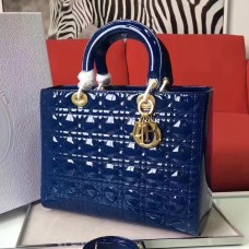 Bolso Lady Dior grande de Dior en piel charol azul.