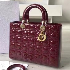 Bolso Lady Dior grande de Dior en piel charol burdeos.