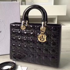 Bolso Lady Dior grande de Dior en piel charol negra.