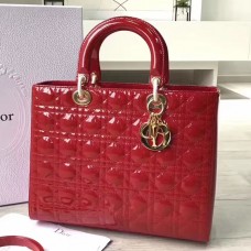 Bolso Lady Dior grande de Dior en piel charol roja.