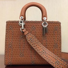 Bolso Lady Dior grande de Dior en piel de becerro marrón con tachuelas.