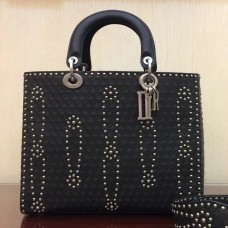 Bolso Lady Dior grande de Dior en piel de becerro negra con tachuelas.