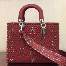 Bolso Lady Dior grande de Dior en piel de becerro roja con tachuelas.