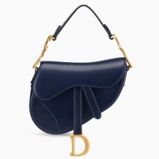 Bolso mini Saddle de Dior en piel de becerro azul.