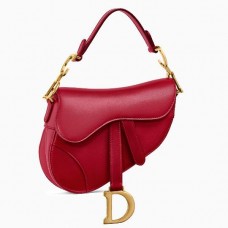 Bolso mini Saddle de Dior en piel de becerro roja.