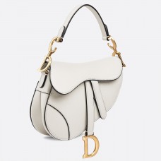 Bolso mini Saddle de Dior en piel de becerro granulada blanca.
