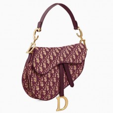 Bolso mini Saddle de Dior en lona jacquard oblicua color burdeos.