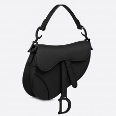 Bolso mini Saddle de Dior en piel negra ultramate.
