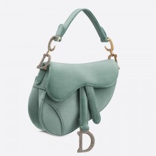 Bolso mini Saddle de Dior en terciopelo verde mar.