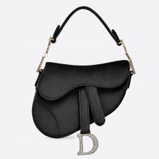 Bolso mini Saddle de Dior en terciopelo negro.