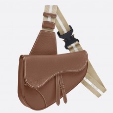 Riñonera Dior Saddle para hombre en piel de becerro granulada marrón.