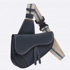 Riñonera Dior Saddle para hombre en piel de becerro granulada azul marino.
