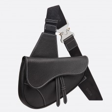 Riñonera Dior Saddle para hombre en piel de becerro granulada negra.