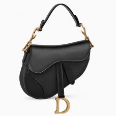 Bolso Saddle de Dior en piel de becerro negra.