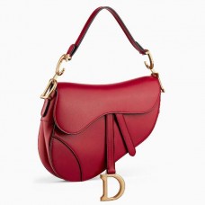Bolso Saddle de Dior en piel de becerro roja. Bolso Saddle de Dior en piel de becerro roja.