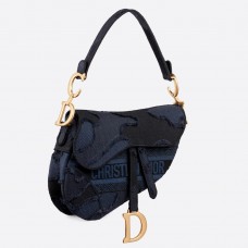 Bolso Saddle de Dior en lona de camuflaje azul.