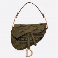 Bolso Saddle de Dior en lona de camuflaje verde.