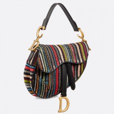 Bolso Dior Saddle de lona bordado con rayas multicolores.