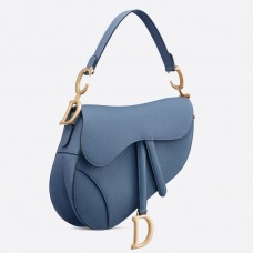 Bolso Saddle de Dior en piel de becerro granulada azul vaquero.