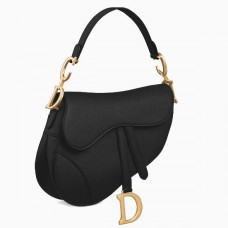 Bolso Saddle de Dior en piel de becerro granulada negra.