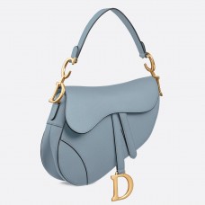 Bolso Saddle de Dior en piel de becerro granulada azul cielo.