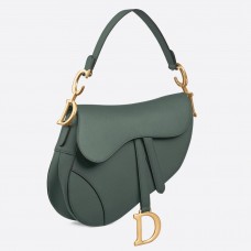 Bolso Saddle de Dior en piel de becerro granulada azul tormenta.