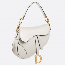 Bolso Saddle de Dior en piel de becerro granulada blanca.