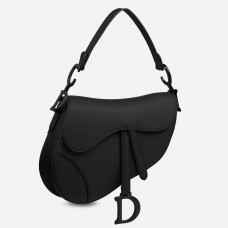 Bolso Saddle de Dior en piel negra ultramate.