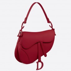 Bolso Saddle de Dior en piel de becerro mate color rojo cereza.