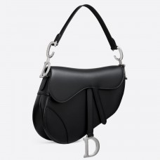 Bolso Saddle de Dior en piel de becerro suave negra.