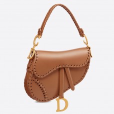 Bolso Saddle de Dior en piel de becerro marrón con bordes cosidos.
