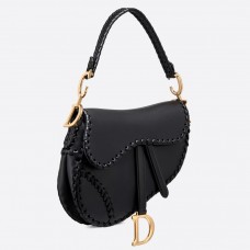 Bolso Saddle de Dior en piel de becerro negra con bordes cosidos.