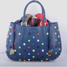 Bolso grande Fendi B Fab de piel azul con detalles de joyas multicolores y asa superior. Bolso grande Fendi B Fab de piel azul con detalles de joyas multicolores y asa superior.