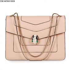 Bolso Bvlgari Serpenti GM de piel de becerro en color rosa.