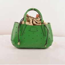 Bolso Fendi B Fab de piel perforada color verde hierba Ferrari, tamaño mediano, con asa superior.
